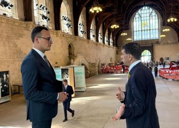 Kryetari i Gjilanit pritet nga deputeti i Partisë Laburiste, Alex Sobel