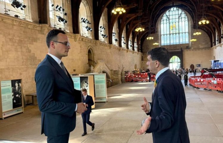 Kryetari i Gjilanit pritet nga deputeti i Partisë Laburiste, Alex Sobel