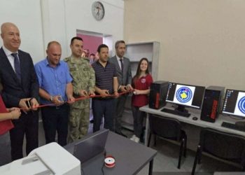 Ushtarët turq hapin kabinetin e informatikës në shkollën `Fatmir Berisha`