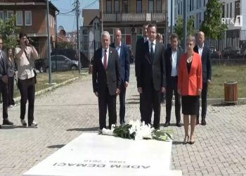 Kurti homazhe te Rugova e Demaçi në 26 vjetorin e çlirimit