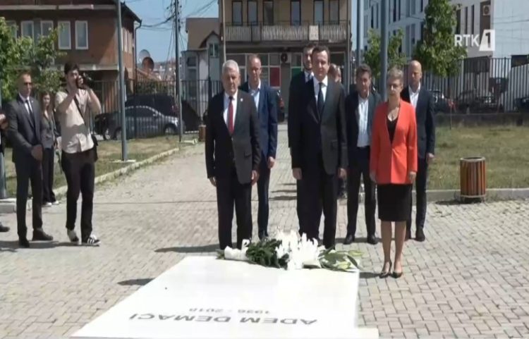 Kurti homazhe te Rugova e Demaçi në 26 vjetorin e çlirimit