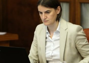 Brnabiq shpërthen me fyerje në seancë, shan me nënë deputeten e opozitës dhe profesoreshën serbe