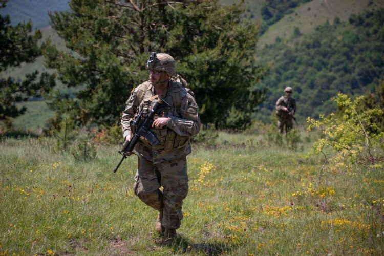 Zbarkim ajror për trupat amerikane të këmbësorisë për patrullimin në kufi me Serbinë, KFOR: Trajnime për ta ruajtur ndërveprueshmërinë mes njësiv