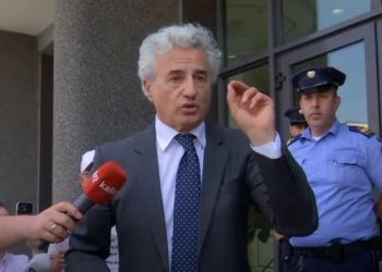 Koci sërish proteston para Kuvendit: Ju lus, bojkotoni deputetët