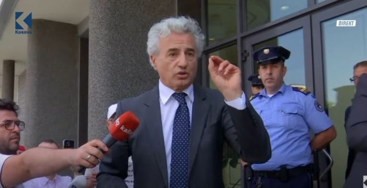 Koci sërish proteston para Kuvendit: Ju lus, bojkotoni deputetët