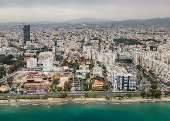 Frikë nga sulmet Iran – Izrael: Qiproja hap mijëra bunkerë