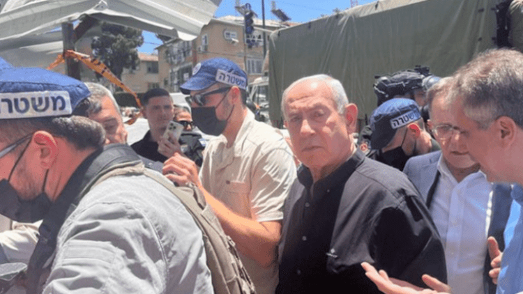 Netanyahu kapet duke dalë nga bunkeri (Video)