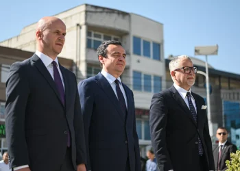 Kurti bëri homazhe pranë bustit të mjekut dhe ushtarit të UÇK-së, Vezir Bajrami