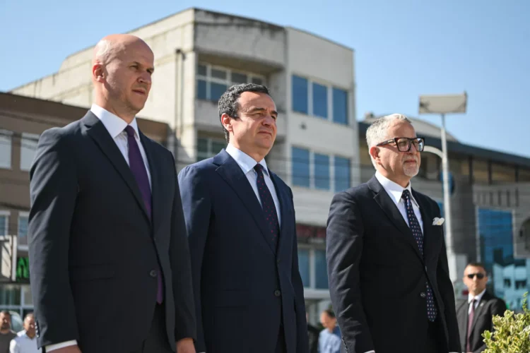 Kurti bëri homazhe pranë bustit të mjekut dhe ushtarit të UÇK-së, Vezir Bajrami