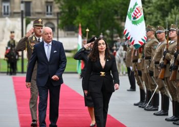 Osmani pritet me nderime ushtarake në Budapest