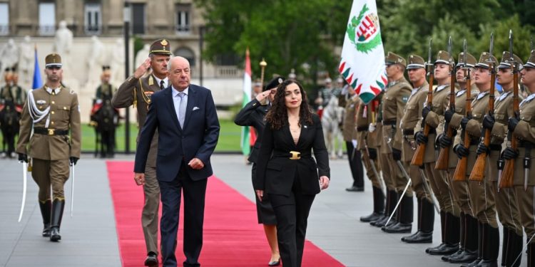 Osmani pritet me nderime ushtarake në Budapest