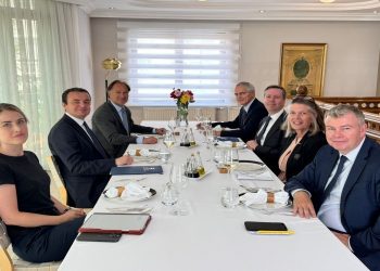 Kurti në drekë me ambasadorët për procesin e krijimit të institucioneve