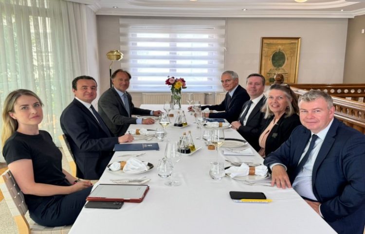 Kurti në drekë me ambasadorët për procesin e krijimit të institucioneve