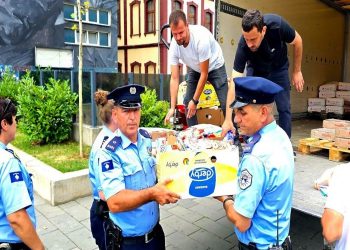 Policia shpërndan pako ushqimore për familjet në nevojë në Ferizaj