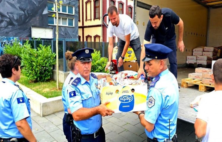 Policia shpërndan pako ushqimore për familjet në nevojë në Ferizaj