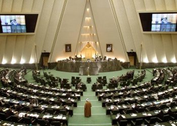 Parlamenti i Iranit miraton mbylljen e Ngushticës së Hormuzit