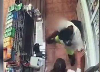 Pamje nga momenti i grabitjes së barnatores në Pejë (VIDEO)