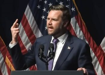 Zëvendëspresidenti amerikan tregon gishtin e mesëm gjatë fjalimitnë darkën republikane (Video)