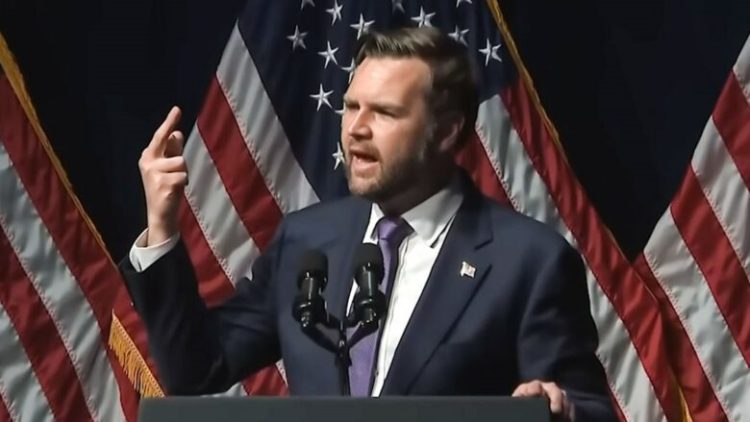 Zëvendëspresidenti amerikan tregon gishtin e mesëm gjatë fjalimitnë darkën republikane (Video)