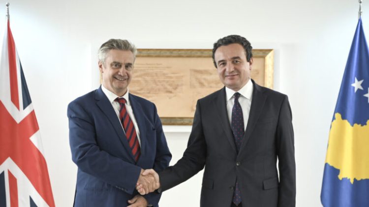 Kryeministri në detyrë mirëpriti ambasadorin Hargreaves, flasin për arrestimin e ish policit Spahiu në Serbi
