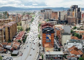 Kryeqyteti paralajmëron për kushte të rënda atmosferike – qytetarët këshillohen për kujdes të shtuar