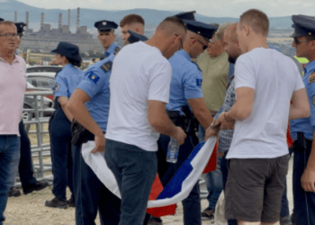 Policia s’e lejon një person me flamurin e Serbisë në manifestimin e Vidovdanit, tjetrit i kapet një ‘armë e plastikës’