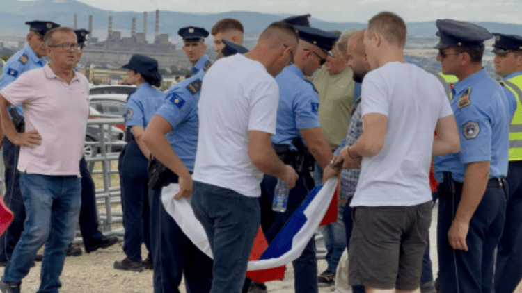 Policia s’e lejon një person me flamurin e Serbisë në manifestimin e Vidovdanit, tjetrit i kapet një ‘armë e plastikës’