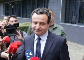 Kryeministri arrin në Kuvend për takimin me liderët: Ta shohim kush po vjen, pastaj flasim