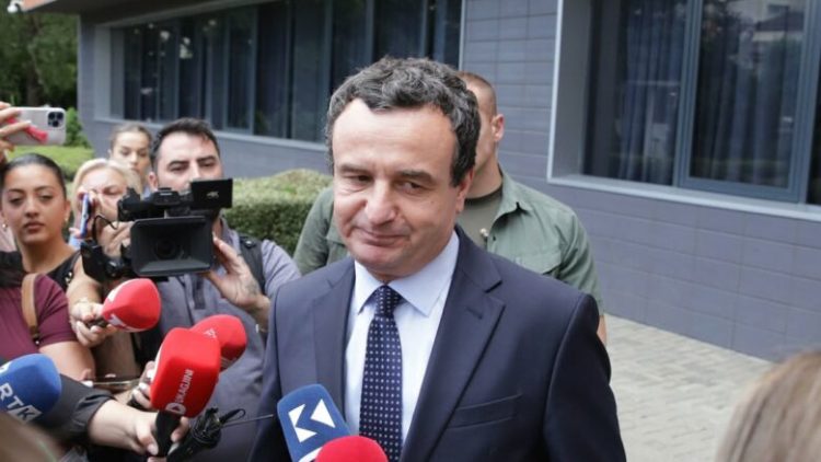 Kryeministri arrin në Kuvend për takimin me liderët: Ta shohim kush po vjen, pastaj flasim