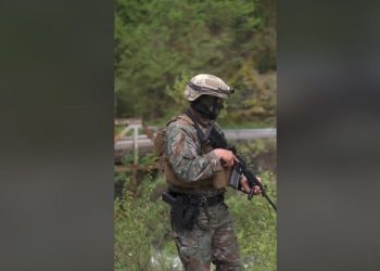 Ushtarët e Maqedonisë së Veriut patrullojnë në Pejë