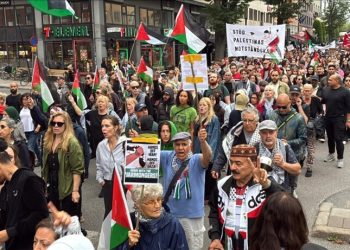 Qindra njerëz protestojnë në Suedi kundër sulmeve izraelite në Gaza, bëjnë thirrje për armëpushim