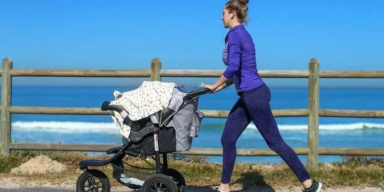 Kujdes në ditët e nxehta: Mos e mbuloni karrocën e foshnjës