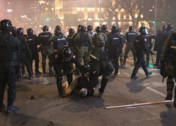Policët në Serbi krenohen se si i rrahën protestuesit, studentët e Kralevës publikojnë pamjet që e dëshmojnë