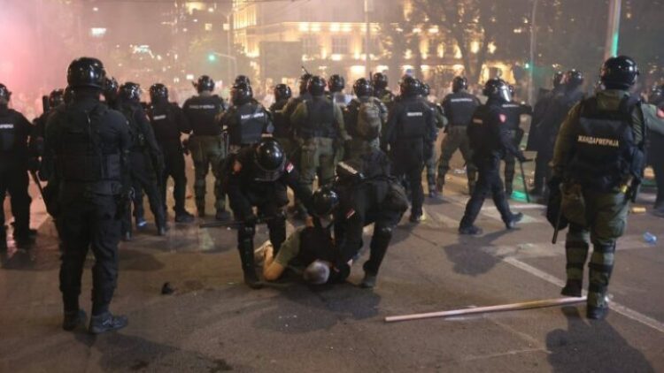 Policët në Serbi krenohen se si i rrahën protestuesit, studentët e Kralevës publikojnë pamjet që e dëshmojnë