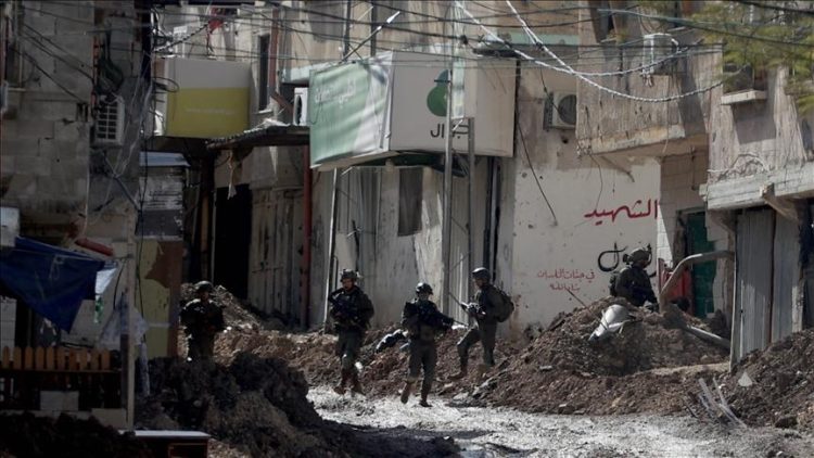 Izraelitët që uzurpojnë tokat palestineze djegin pikën e “sigurisë” izraelite në Bregun Perëndimor