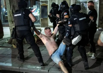 Skandal diplomatik në Beograd, policia e Vuçiqit ka arrestuar profesorin nga Kolumbia me gjithë familjen e tij