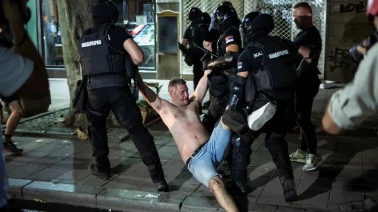 Skandal diplomatik në Beograd, policia e Vuçiqit ka arrestuar profesorin nga Kolumbia me gjithë familjen e tij