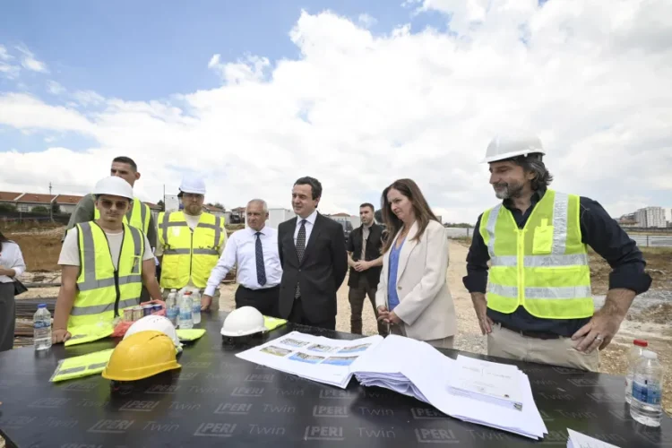 Kurti, Rama e Nagavci inspektojnë punimet në ndërtimin e çerdhes së re në lagjen e Medresesë dhe shkollës së re në lagjen Prishtina e Re