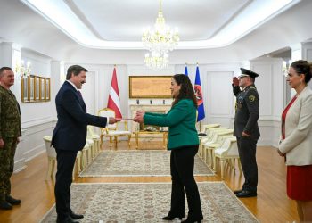 Osmani pranon letrat kredenciale nga ambasadori i ri letonez, e falënderon për përkrahjen ndaj Kosovës