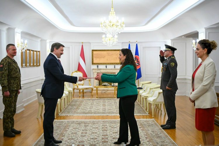 Osmani pranon letrat kredenciale nga ambasadori i ri letonez, e falënderon për përkrahjen ndaj Kosovës