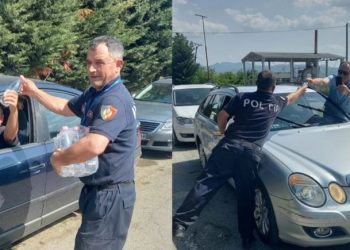 Radhë të gjata në kufi për të parë ndeshjen Shqipëri-Serbi, policia në bashkëpunim me ambasadën shqiptare në Shkup shpërndajnë ujë