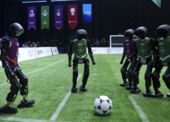 Luhet loja e parë e futbollit mes robotëve (VIDEO)