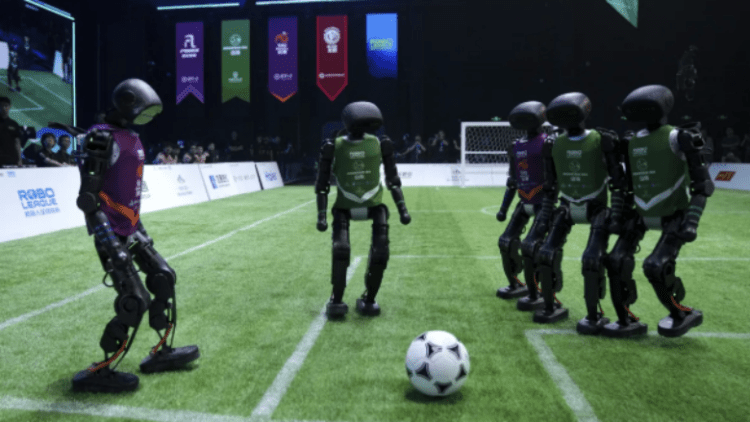 Luhet loja e parë e futbollit mes robotëve (VIDEO)