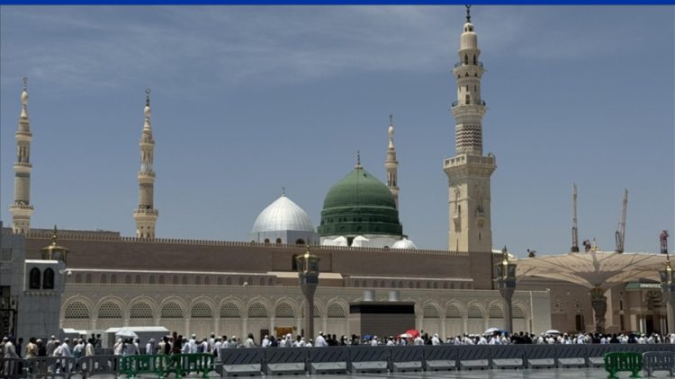 Mijëra haxhinjë falën namazin e xhumasë në Xhaminë e Profetit në Medine