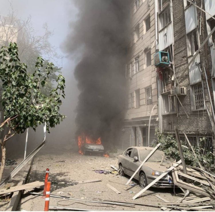 Tronditet Teherani, valë shpë*rthimesh me makina bo*mbë