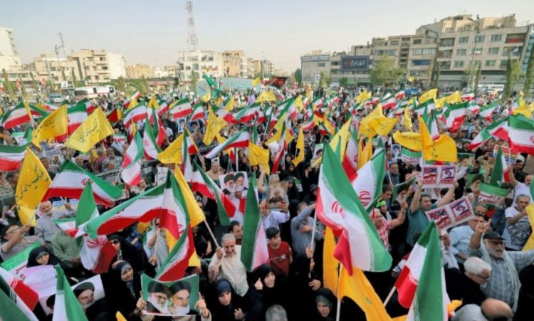 Teheran, tubim masiv në mbështetje të forcave të armatosura iraniane