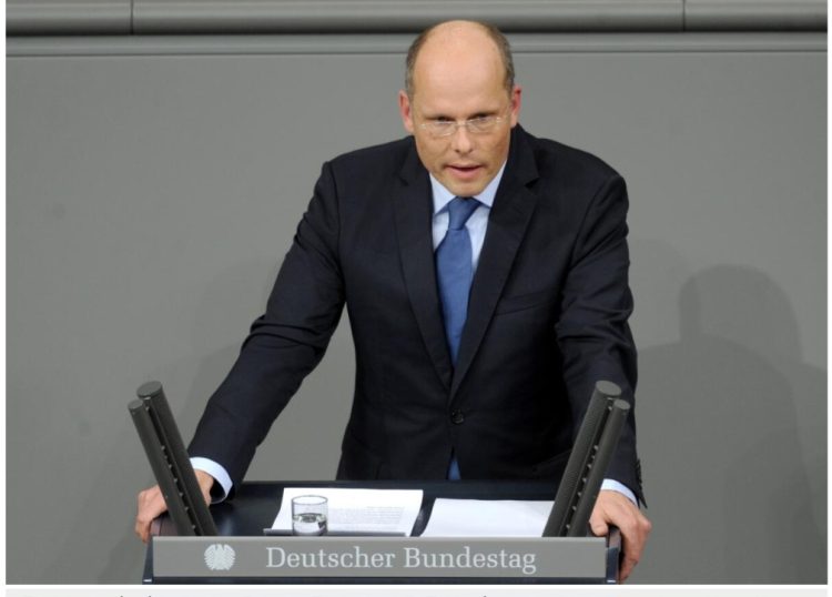 Deputeti gjerman në Bundestag: Të çmontohen strukturat paralele në veri të Kosovës