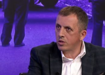 Zyba: PDK festoi ditëlindjen e Simiqit në Kuvend, i bënë edhe tortë