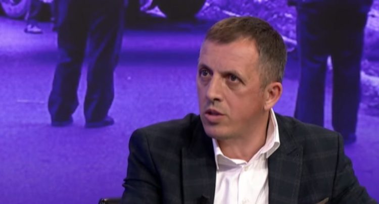 Zyba: PDK festoi ditëlindjen e Simiqit në Kuvend, i bënë edhe tortë