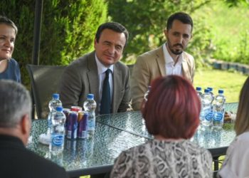 Kurti viziton familjen e ish-policit që u arr*estua në Serbi: Angazhim maksimal deri në lirimin e tij